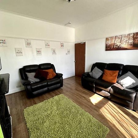 Spacious Holiday Home Near Tube Station - By Starlet Stays London Eksteriør billede