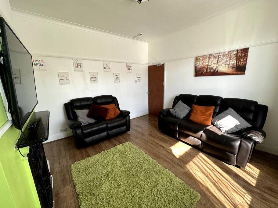 Spacious Holiday Home Near Tube Station - By Starlet Stays London Eksteriør billede