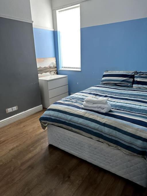 Spacious Holiday Home Near Tube Station - By Starlet Stays London Eksteriør billede