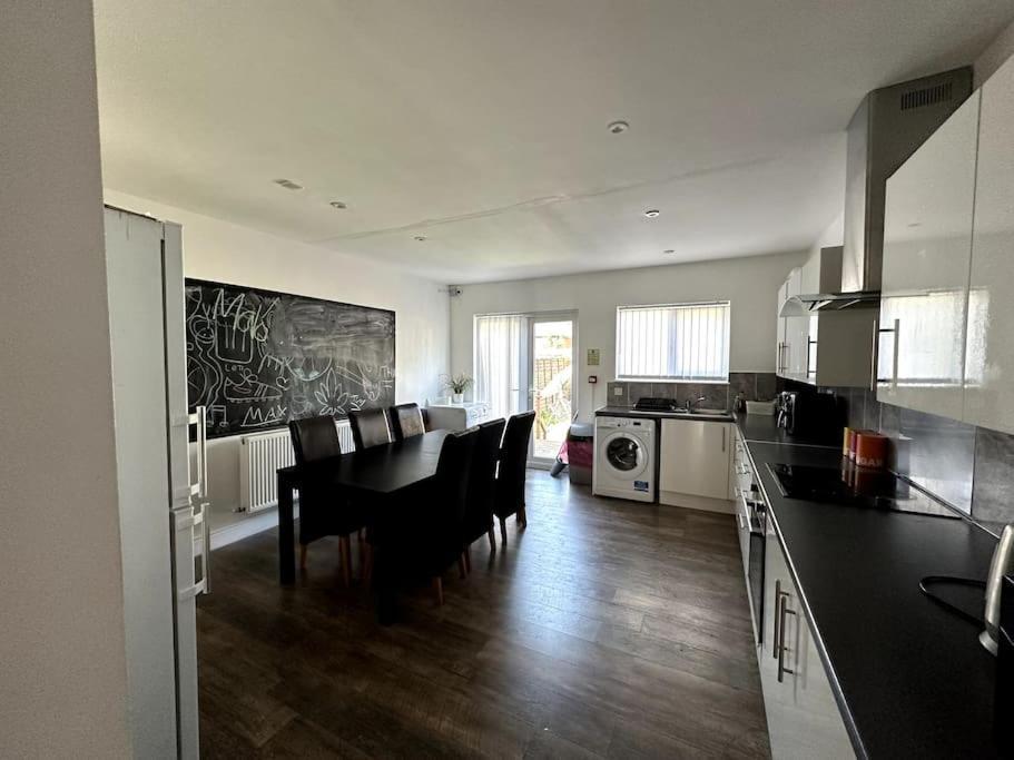 Spacious Holiday Home Near Tube Station - By Starlet Stays London Eksteriør billede