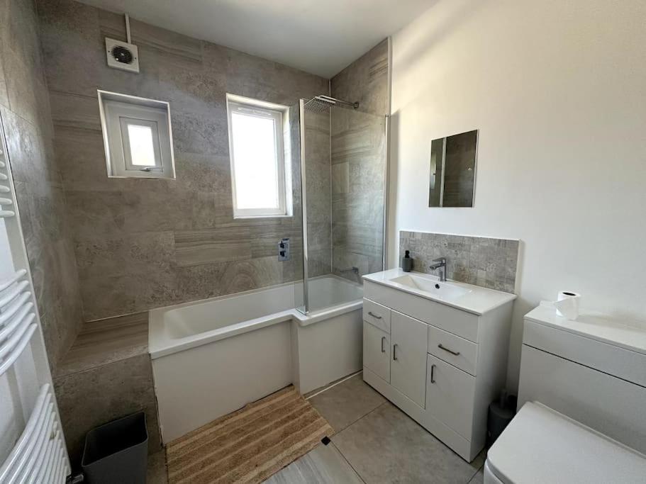 Spacious Holiday Home Near Tube Station - By Starlet Stays London Eksteriør billede