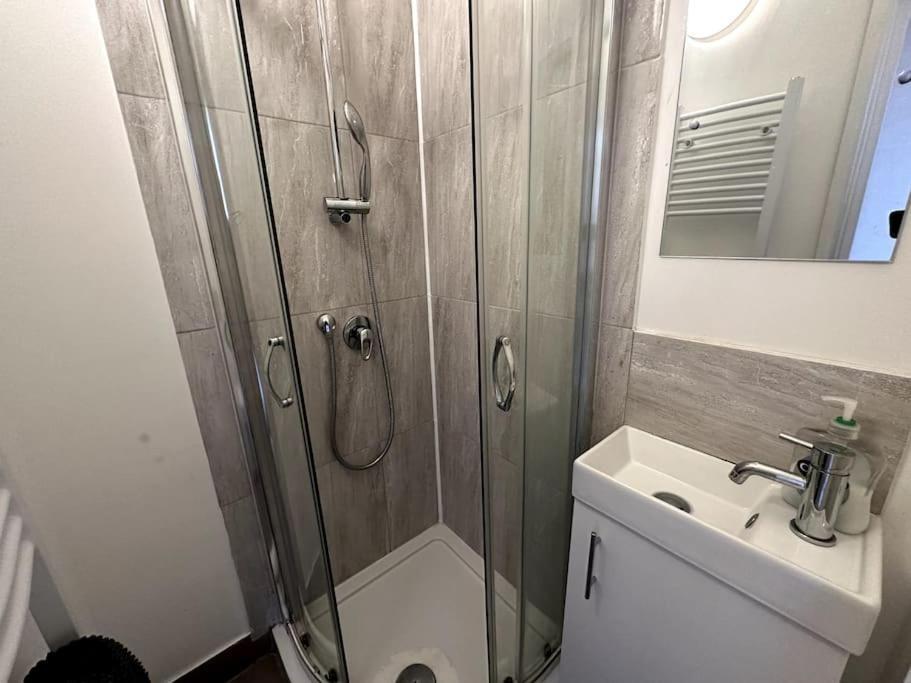 Spacious Holiday Home Near Tube Station - By Starlet Stays London Eksteriør billede