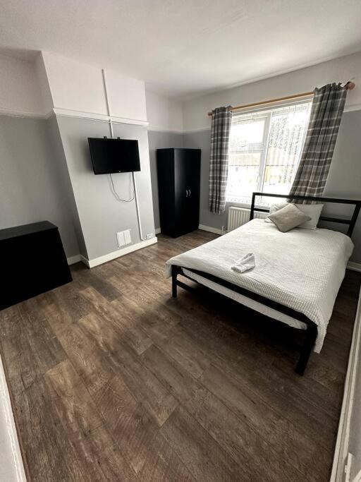 Spacious Holiday Home Near Tube Station - By Starlet Stays London Eksteriør billede