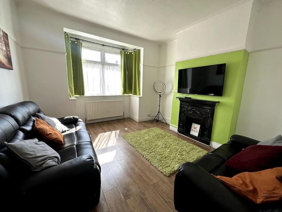 Spacious Holiday Home Near Tube Station - By Starlet Stays London Eksteriør billede