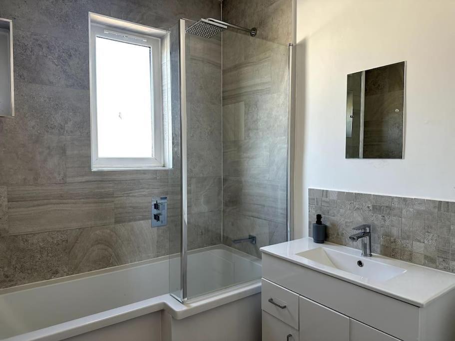 Spacious Holiday Home Near Tube Station - By Starlet Stays London Eksteriør billede